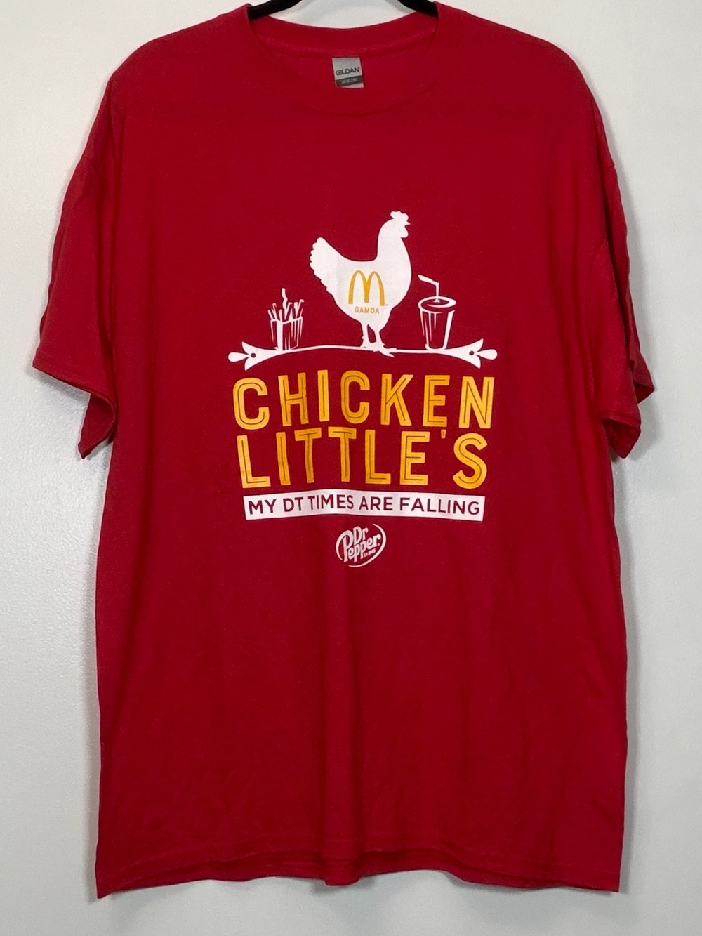🆕 McDonald’s Chicken Littles Gildan Red Crewneck Crew Member T-Shirt